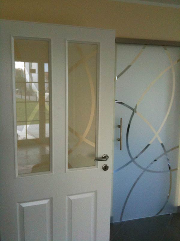 Tür mit grafischer Gestaltung sandgestrahlt